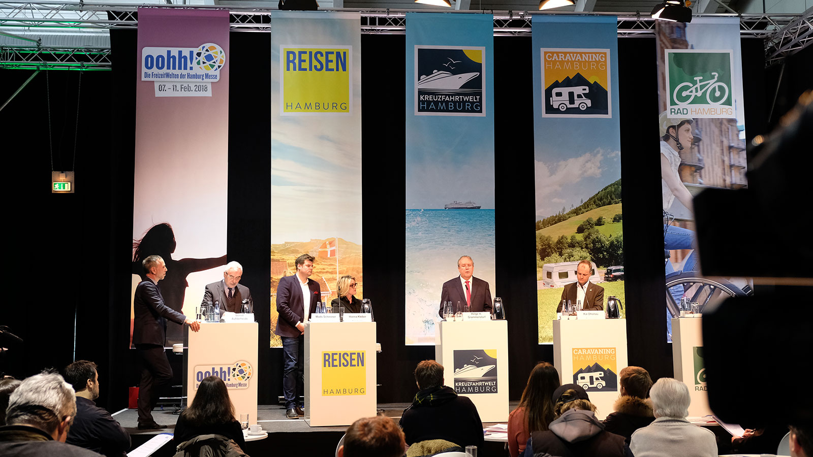 A panel discussion at the REISEN Hamburg trade show in the Hamburg exhibition halls