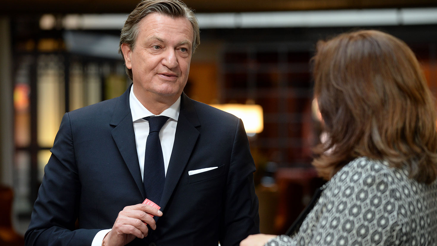 Kai Hollmann in the lobby of the Gastwerk Hotel with a female interviewer, Hamburg